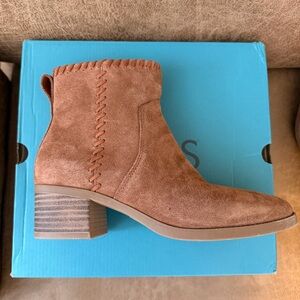 NIB TOMS Delilah Suede Boots